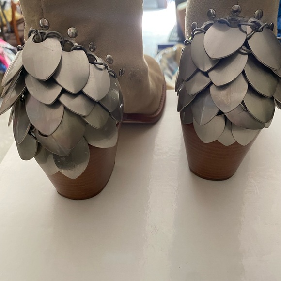 Gorgeous unique leather booties - Picture 3 of 7